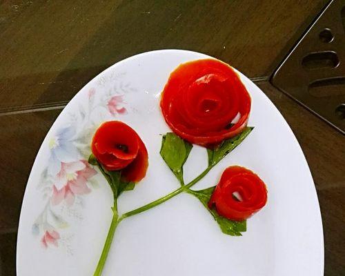享受色彩和味道的完美结合——以西红柿玫瑰的做法