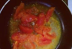 尝试一下以西红柿为主材料的菌汤（清淡的汤品）