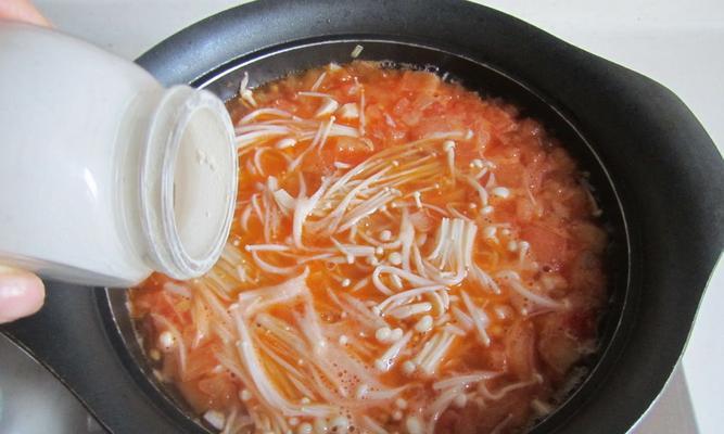以西红柿金针菇汤为主角的营养美食（健康好味道的汤品/营养均衡的蔬菜汤/家常料理中的佳品）