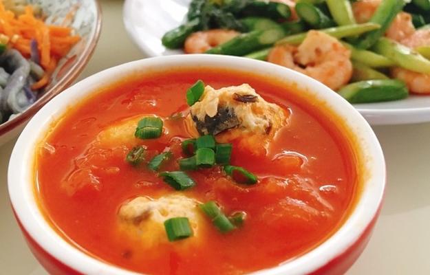 美味可口的以西红柿鸡胸肉丸青菜汤