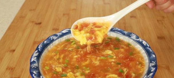 学会做一碗美味的以西红柿鸡蛋青菜汤（简单易学的汤菜制作）