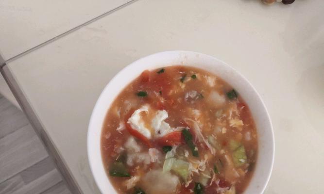 轻松学会制作美味可口的西红柿鸡蛋浓汤（健康简单的家常菜）