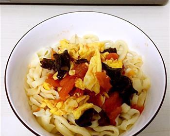 手把手教你制作美味的西红柿鸡蛋尖椒汤面（健康美味）