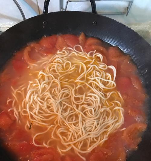 一道清爽健康的夏日菜肴，让你在家也能吃到正宗的家乡味道（一道清爽健康的夏日菜肴）