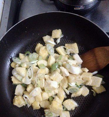 家常菜做法-西红柿鸡蛋炒馒头（用简单食材打造美味佳肴）