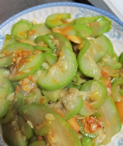 美食特辑——以西红柿烩绿丝瓜（清爽可口的夏日蔬菜佳肴）