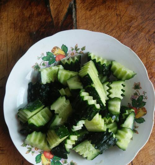 以西红柿黄瓜生饮，营养美味无负担（健康生活从口中开始）