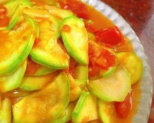 美味营养的西红柿和西葫芦菜谱（丰富多彩的菜品制作）