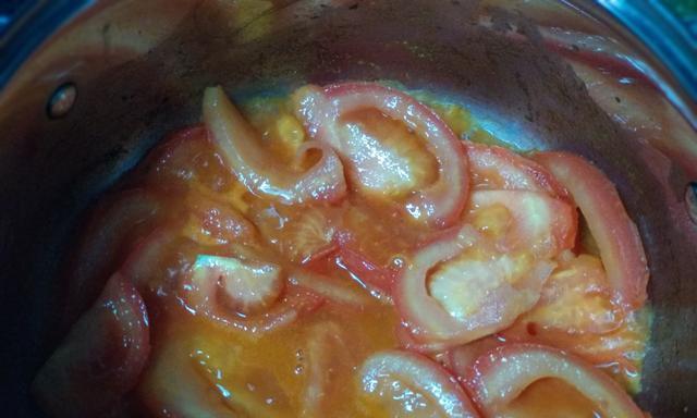 美味可口的西红柿海参花汤（健康养生的家庭必备菜肴）