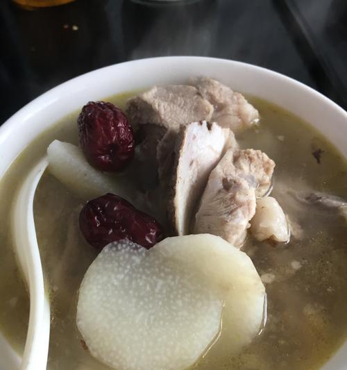 无花果板栗骨头汤，滋味独特的美味佳肴（家中美食）