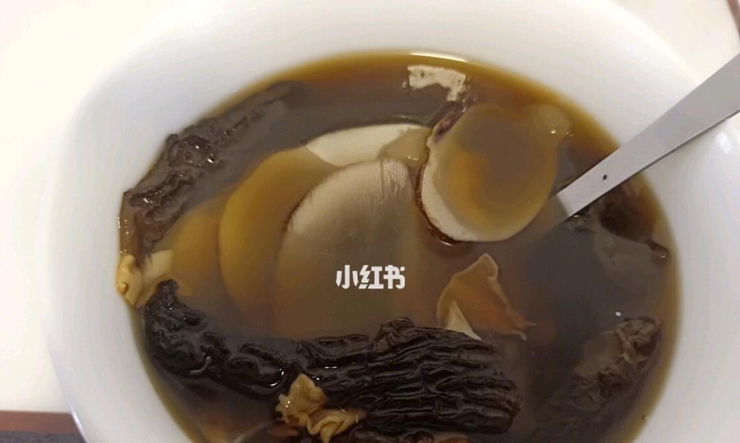 一碗香醇以乌鸡椰子花胶汤，温暖你的心灵（温暖秋日的味蕾）