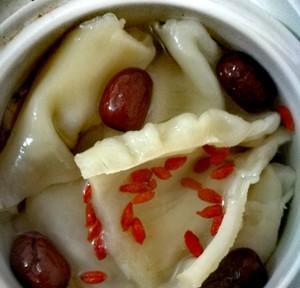 一碗香醇以乌鸡椰子花胶汤，温暖你的心灵（温暖秋日的味蕾）