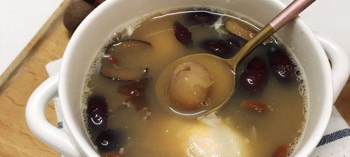 喝一碗以乌鸡蜜枣桂圆汤，滋养身体健康（祖传秘方）