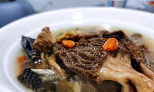 营养美味，一道炖菇佳肴（以乌鸡炖茶树菇）