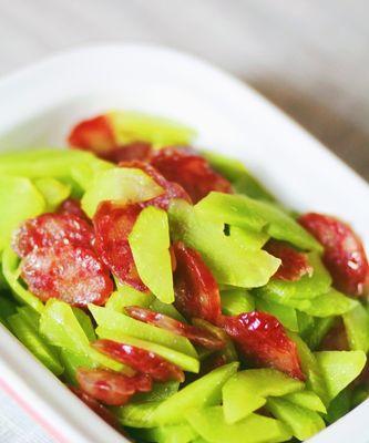 窝笋炒腊肠，美味可口的家常菜（传统口味的窝笋腊肠烧）