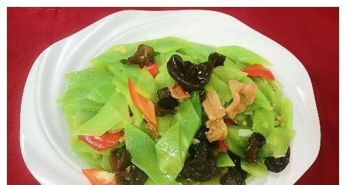 莴笋小炒烧肉片的家常做法（清爽美味）