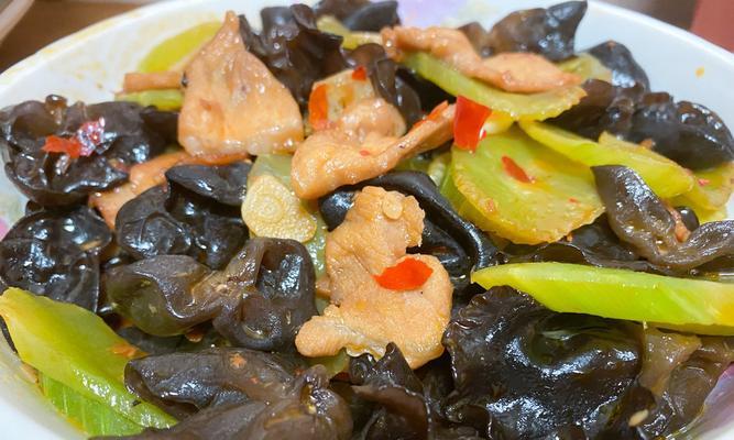 莴笋小炒烧肉片的家常做法（清爽美味）