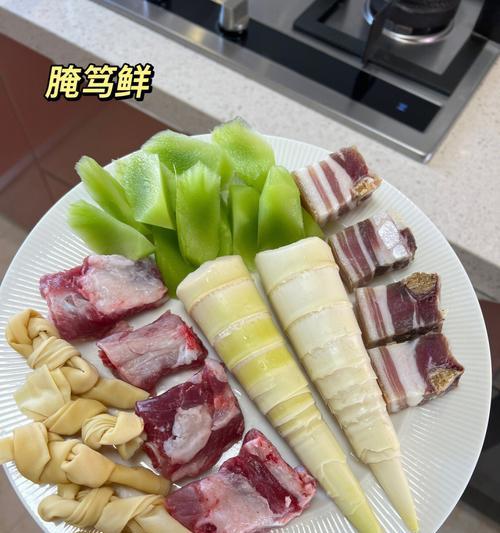 美味莴笋咸肉煮笋片（以鲜嫩莴笋为主料）