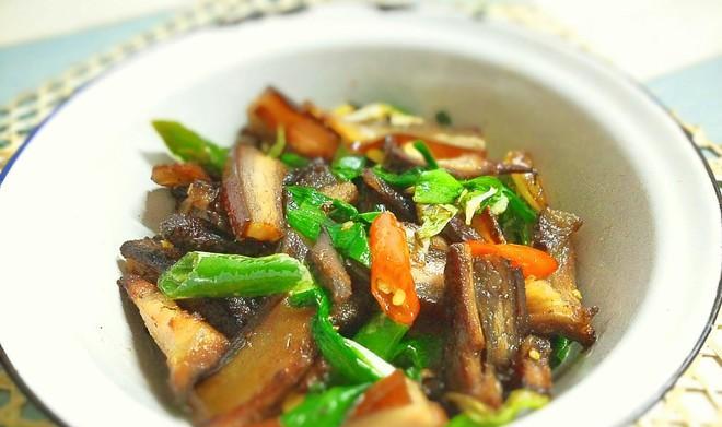 莴笋蒜苗腊肉的美食制作（家庭美食的佳肴）