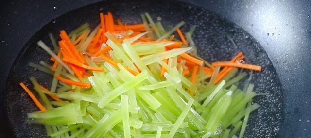 莴笋丝炒肉的做法（清爽美味）