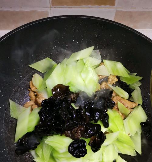 莴笋烧肉，美味营养佳品（做法简单）