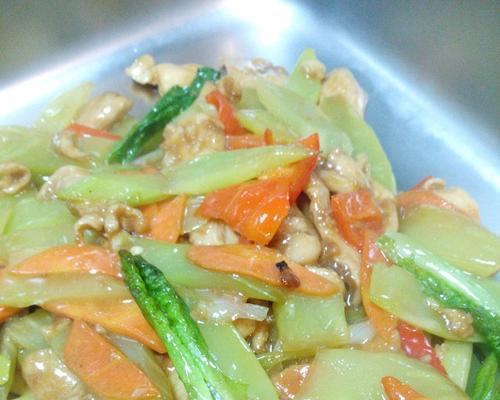 莴笋烧鸡，清香美味的家常菜（家庭厨房里的佳肴）
