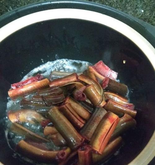 莴笋炖猪血的美食探秘（家常美味）