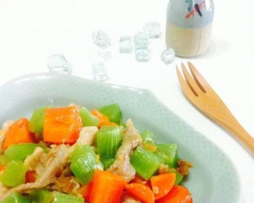 健康美食，莴笋炒平菇（一道清爽可口的蔬菜佳肴）