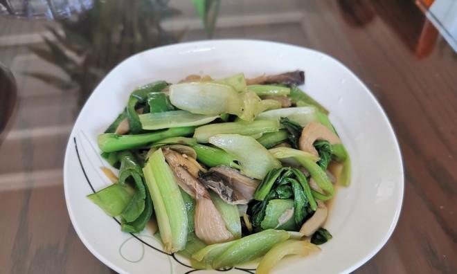 健康美食，莴笋炒平菇（一道清爽可口的蔬菜佳肴）