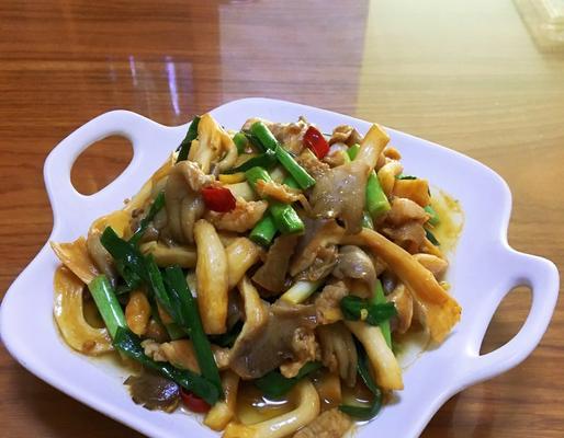 健康美食，莴笋炒平菇（一道清爽可口的蔬菜佳肴）