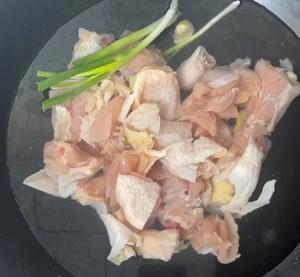 莴笋炒鸡腿肉，营养美味的家常菜（健康易制作）