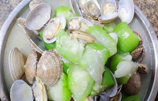 清热降火，美味兼备——以文蛤丝瓜的做法为主题（文蛤与丝瓜的完美结合）