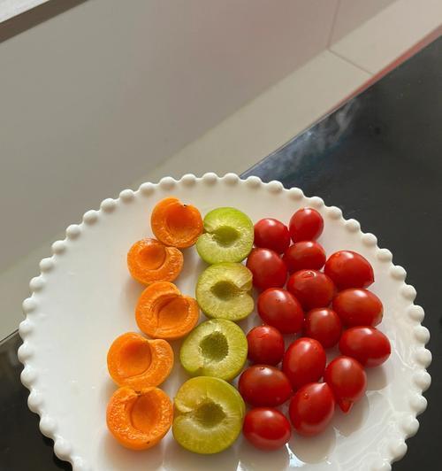 打造精致美味的果盘（用新鲜水果搭配巧妙技巧）