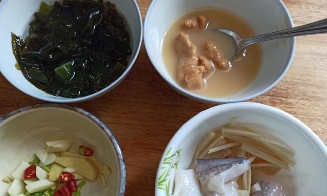 三文鱼头味噌汤的做法（日式料理）