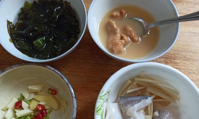 三文鱼头味噌汤的做法（日式料理）