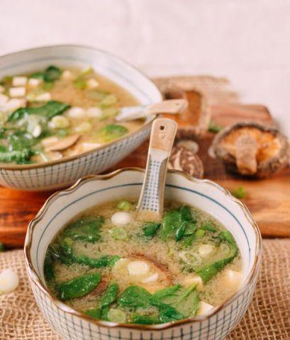 三文鱼头味噌汤的做法（日式料理）