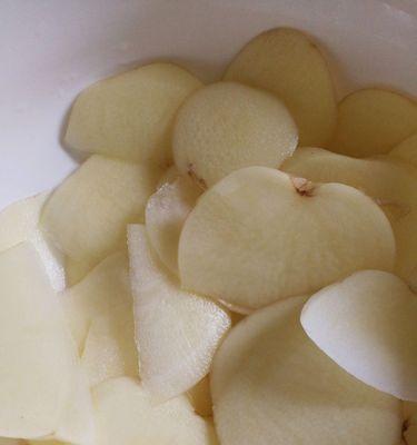 让微波土豆片成为你的零食（简单易学的制作方法）