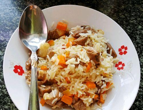 利用微波炉制作美味抓饭（快速简便的家庭美食）