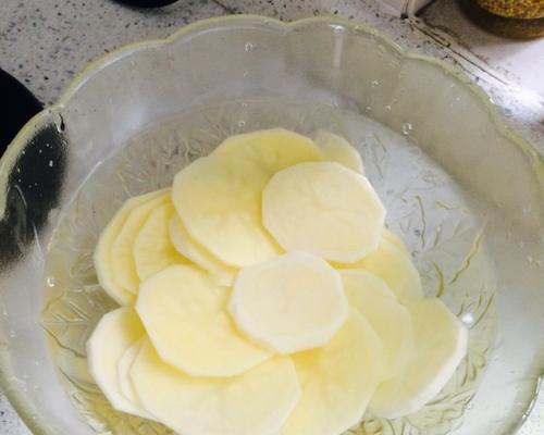 微波炉薯片自制法（快速、简单、美味）