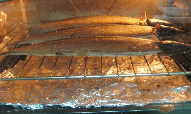 秋刀鱼的微波炉烤制方法（简单易学）