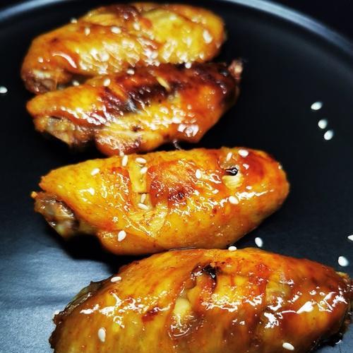微波炉轻松烤出美味蜜汁鸡翅（简单步骤让你在家享受美食/微波炉烤鸡翅超级方便）
