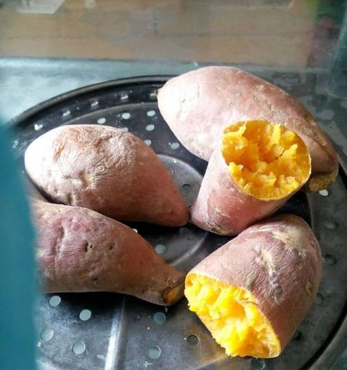 美味又健康的微波炉烤红薯制作方法（简单易学）