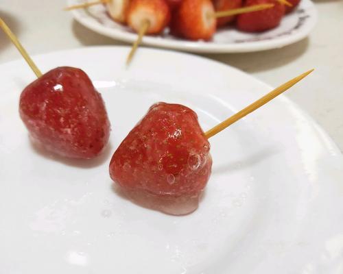 糖水大黄草莓的做法（带你轻松制作美味清爽的夏季甜品）