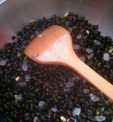 糖黑豆的做法（营养丰富的美味甜品）