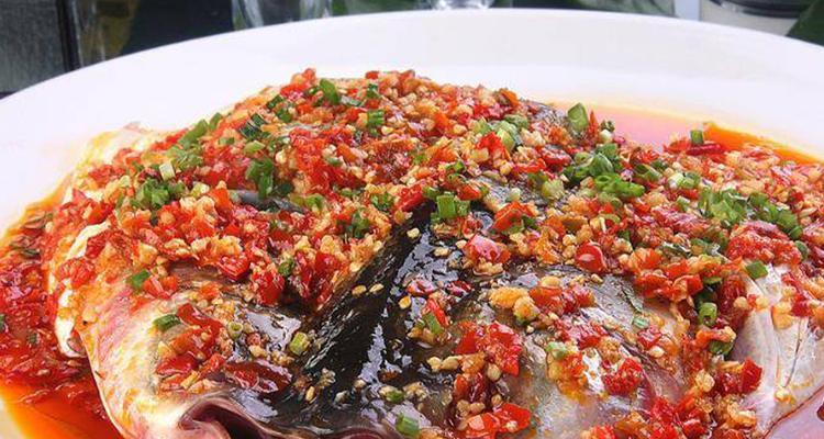 用糖醋鱼尾花鲢鱼打造美味佳肴（简单易学）