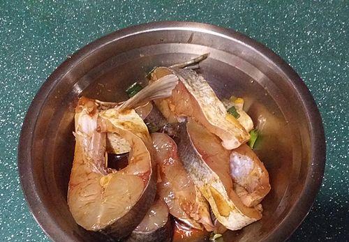用糖醋鱼尾花鲢鱼打造美味佳肴（简单易学）