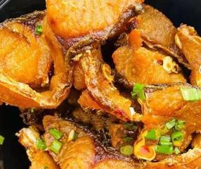 糖醋熏鱼的制作方法（一口香酥味美的佳肴）