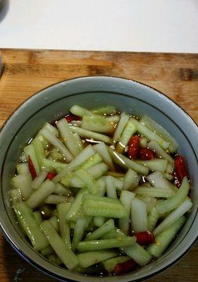 做出鲜嫩可口的糖醋小黄瓜，享受美味生活（简单易学）