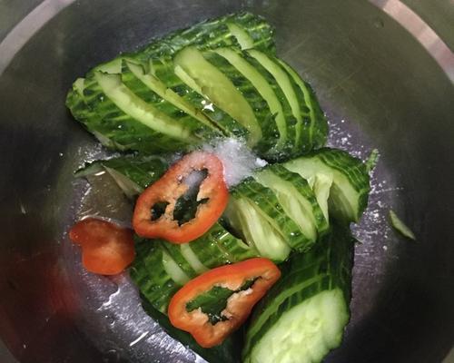 做出鲜嫩可口的糖醋小黄瓜，享受美味生活（简单易学）