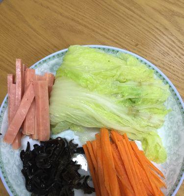 糖醋鲜虾白菜卷的制作方法（用新鲜虾肉和脆嫩白菜卷制作健康美味的小吃）